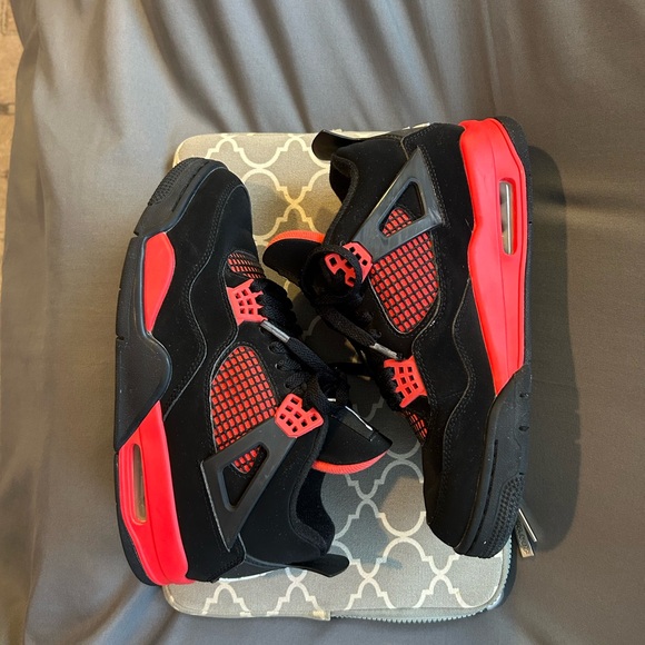Jordan 4 Retro
Thunder Red” - Picture 6 of 13
